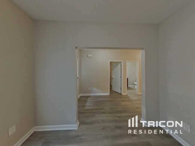 Building Photo - 528 Tulip Ln