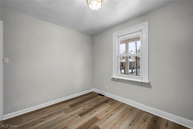 Building Photo - 1939 W 54th St