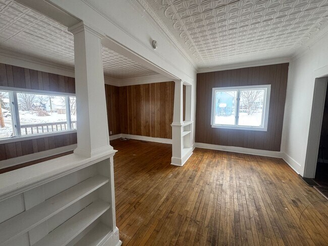 Building Photo - 213 Depeyster St