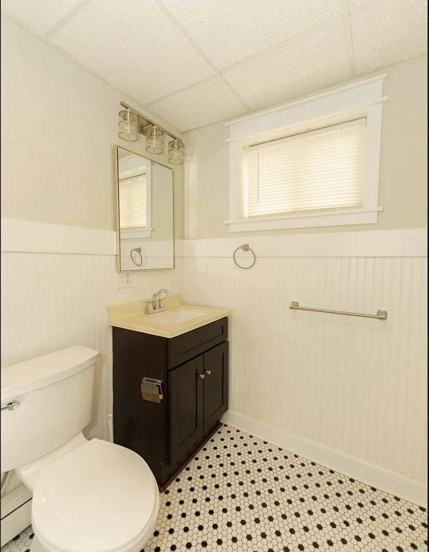 Building Photo - 121 Main St