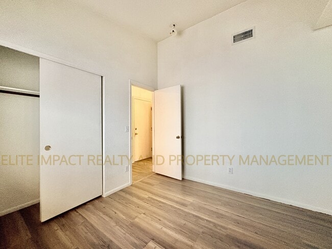 Building Photo - 9073 E Muleshoe St