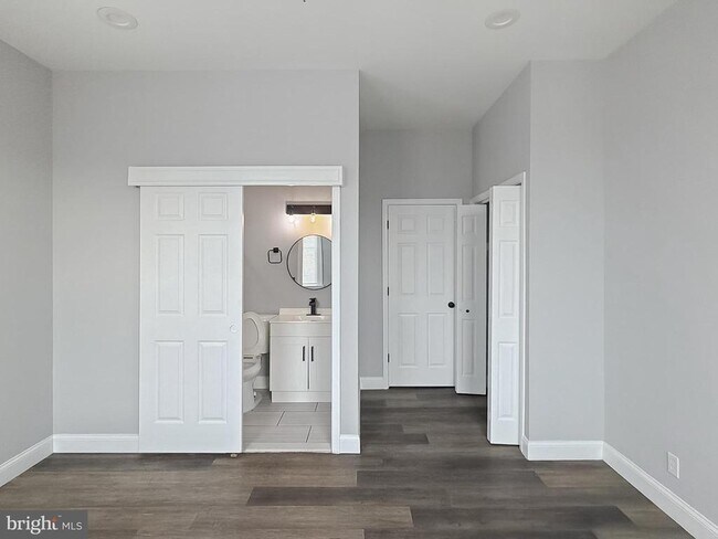 Building Photo - 733 N Linwood Ave