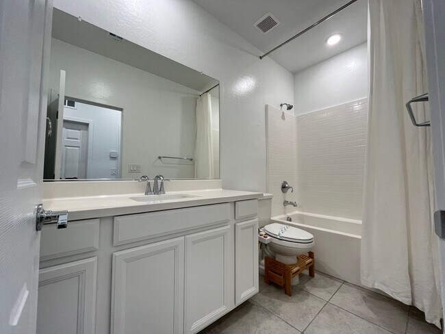 Building Photo - Stunning 3 Bedroom 3 Bathroom in Summerlin...