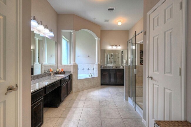 Building Photo - 7810 Oak Moss Dr