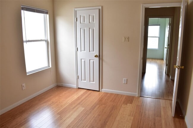 Building Photo - 3610 Barkers Crossing Ave