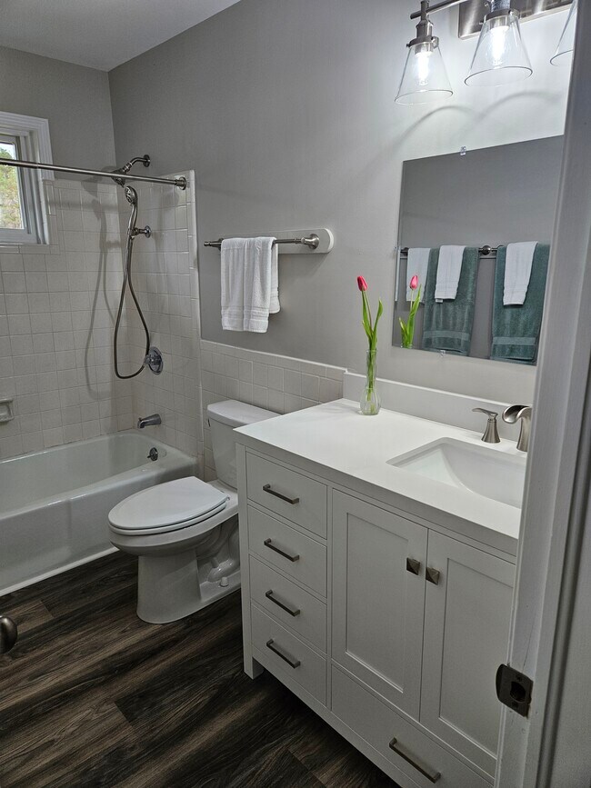 Secondary Bath - 9614 Heritage Ln