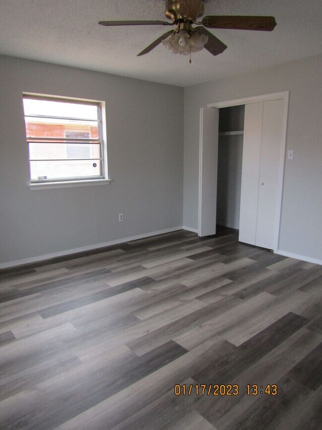 Building Photo - West side home located close to shopping, restaurants