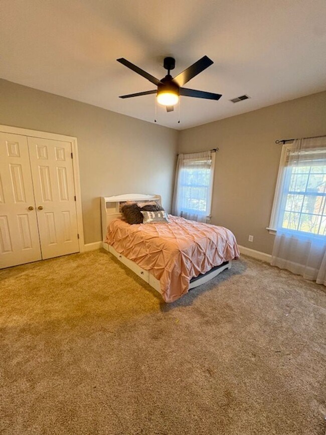 Building Photo - Spacious Five Bedroom Home in Mount Pleasant