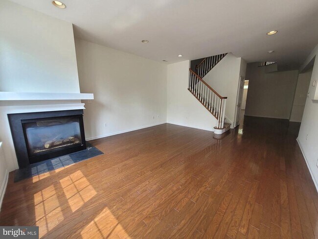 Building Photo - 35 Tudor Ct