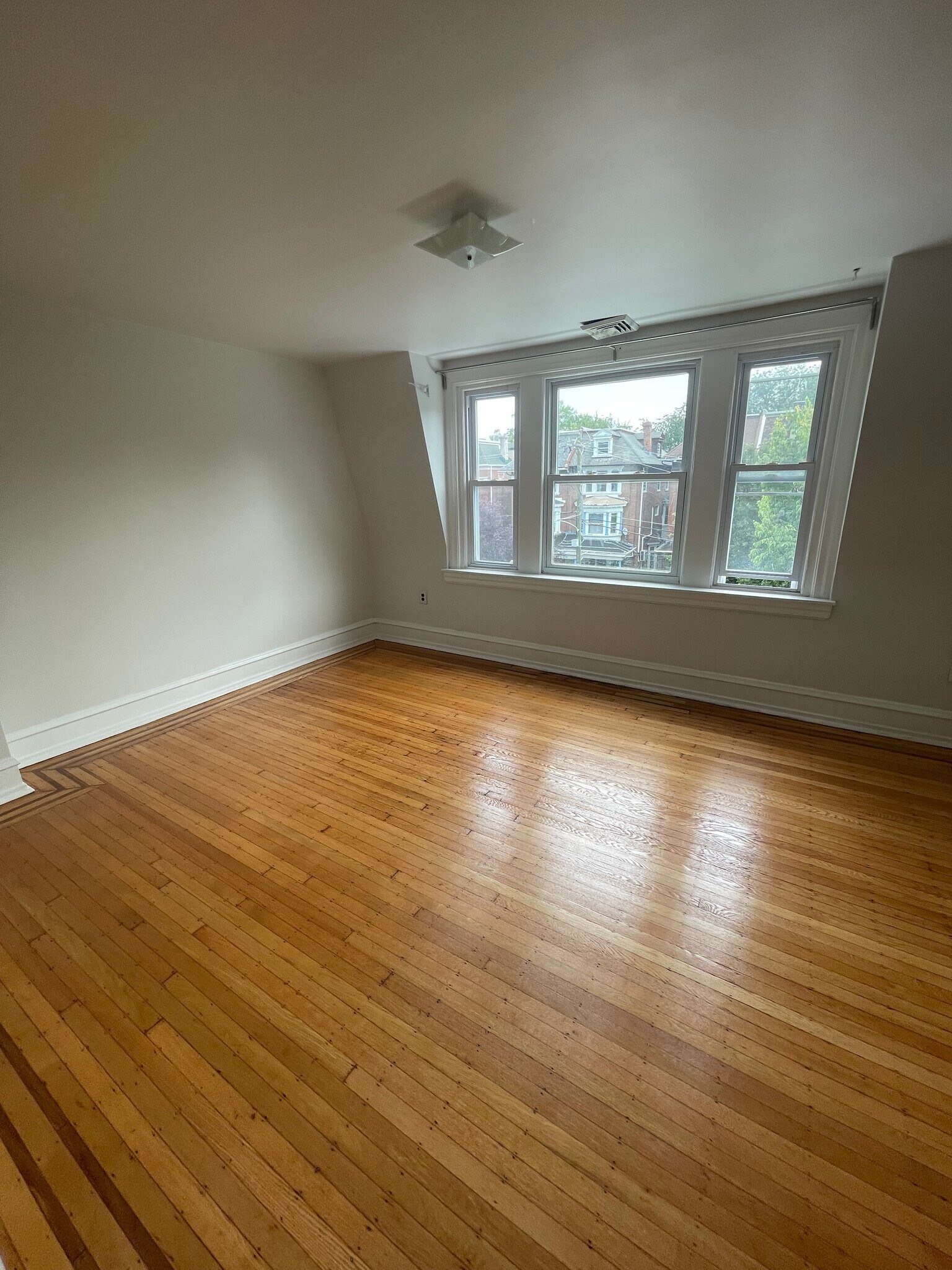 Building Photo - 266 S 46th St