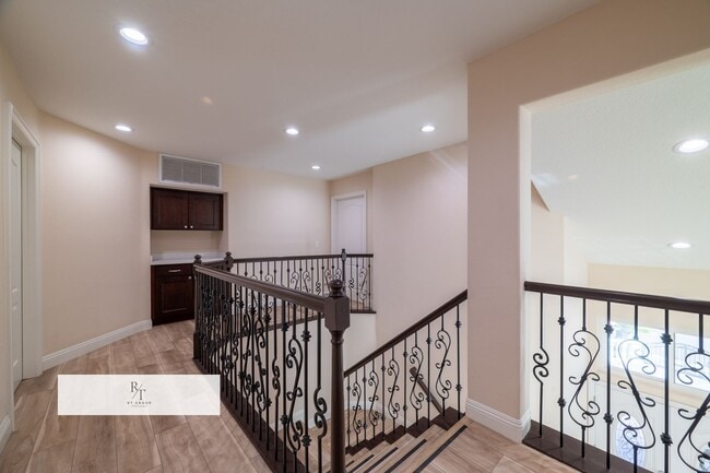 Building Photo - Stunning Remodeled Home in Walnut Valley U...