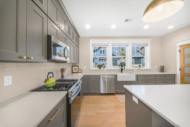 Building Photo - Fully Furnished | Asheville Area