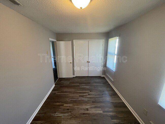 Building Photo - 400 E Northern Blvd