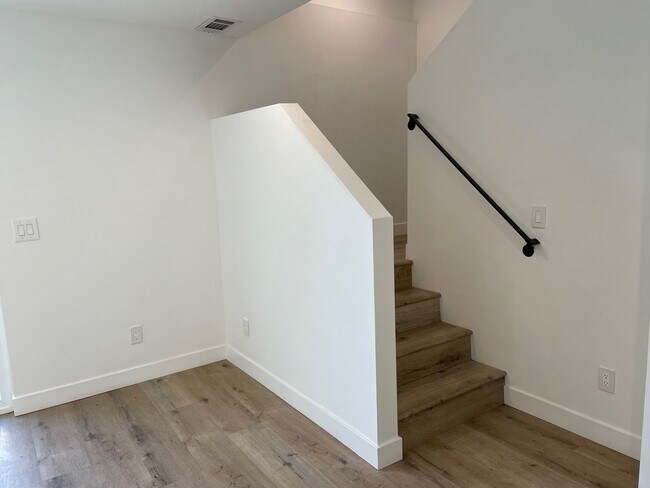 Building Photo - ALL JANUARY & FEBRUARY FREE! Spacious 3 Bedroom 3.5 Bath + Den in Prime Thai Town Location!