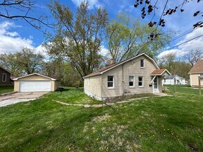 Building Photo - 3 bedroom 1 bath house in East Moline