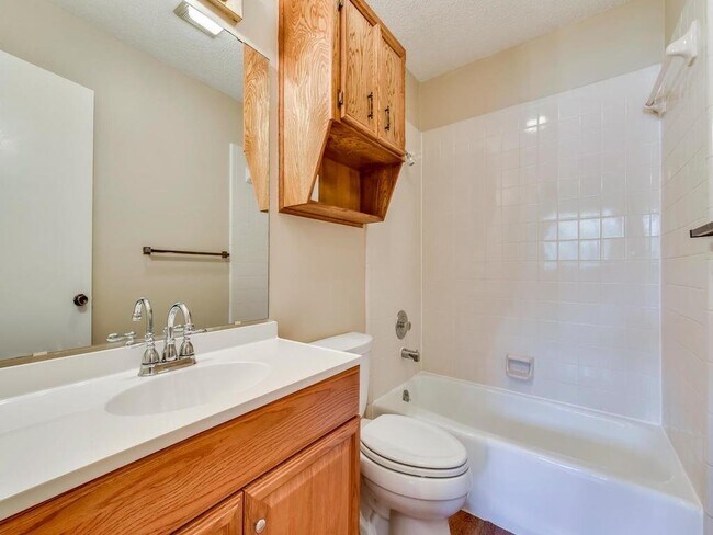 Building Photo - 506 Lakeway Dr