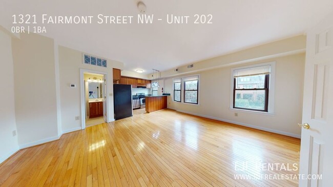 Building Photo - Sleek and Updated Studio Apartment W/Full ...