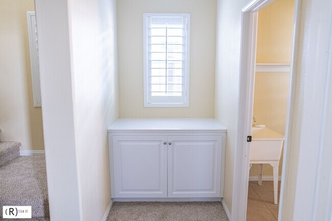 Building Photo - Lovely tri-level condo located in the gated community of Bellafina