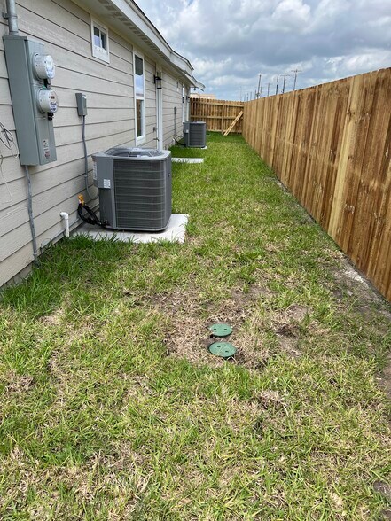 outdoor space - 2120 Southridge Ave