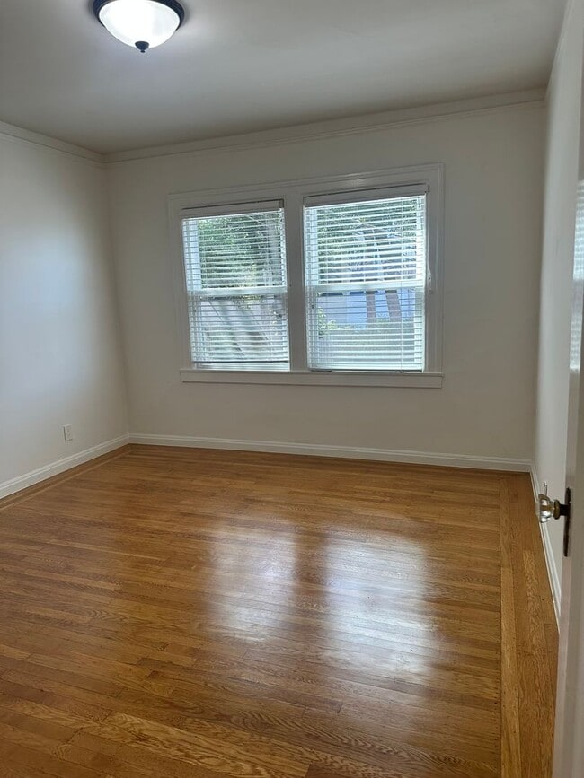 Building Photo - Bright & Charming Miraloma Home