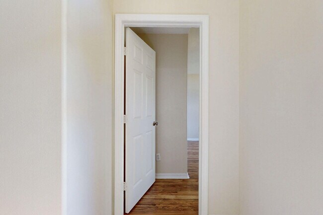 Building Photo - 967 SE Browning Ave