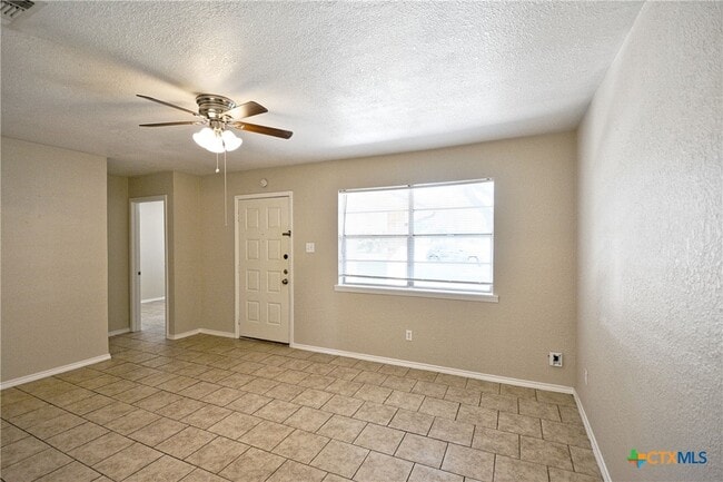 Building Photo - 527 Buttercup Ln