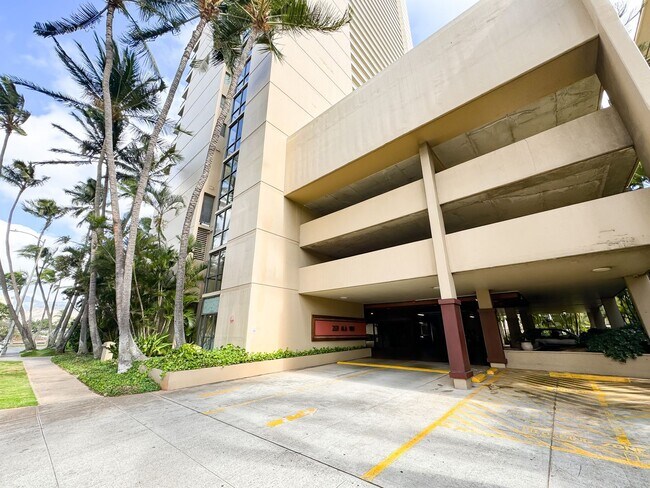Building Photo - 2121 Ala Wai Blvd