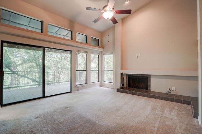 Building Photo - Beautiful 2 Bed / 2 Bath Home with Balcony in Austin