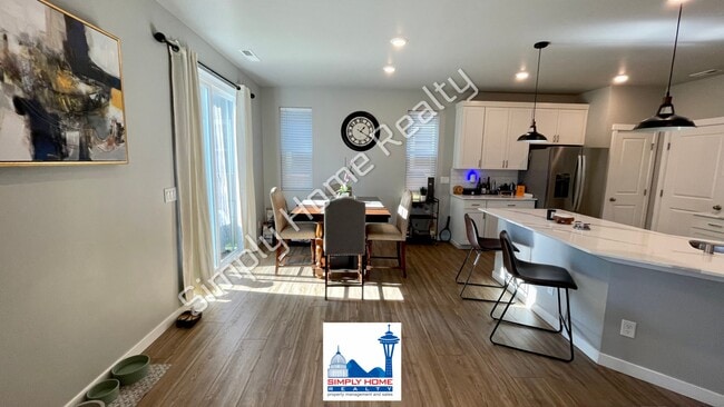 Building Photo - Step into the luxurious comfort of your dream home!