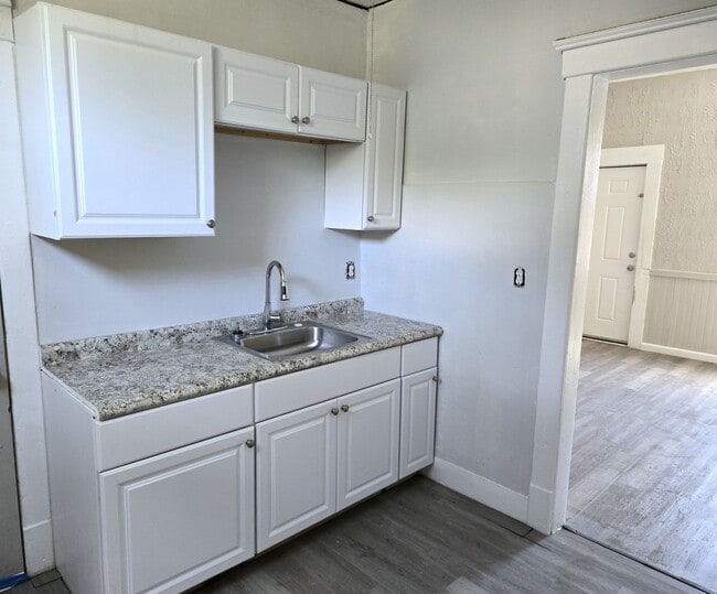 Building Photo - 3912 Archwood Ave