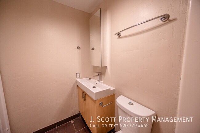 Building Photo - 1184 E Diamond Dr