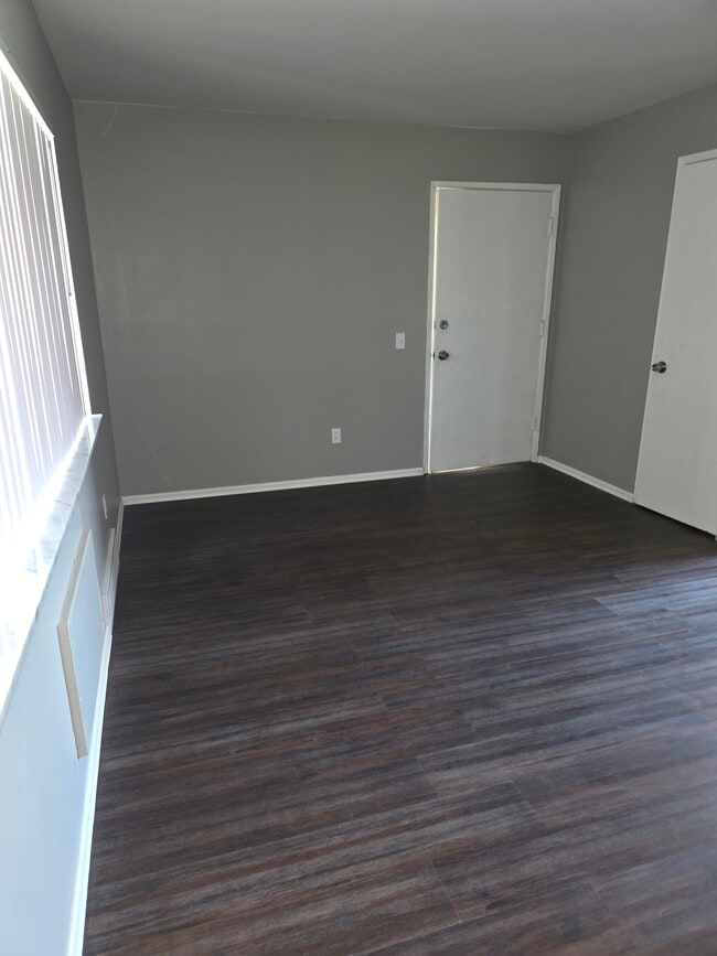 Building Photo - 5421 Bermuda Dr