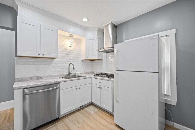 Building Photo - 325 1st St
