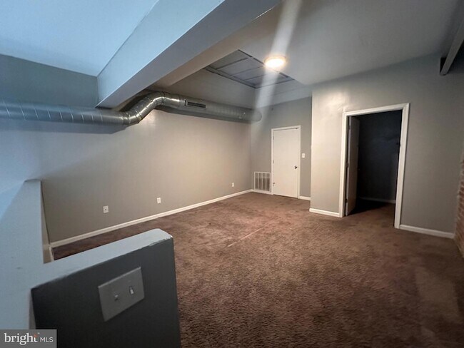 Building Photo - 1302 W Cumberland St