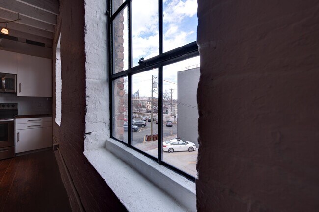Building Photo - Newly Rennovated Two Bedroom