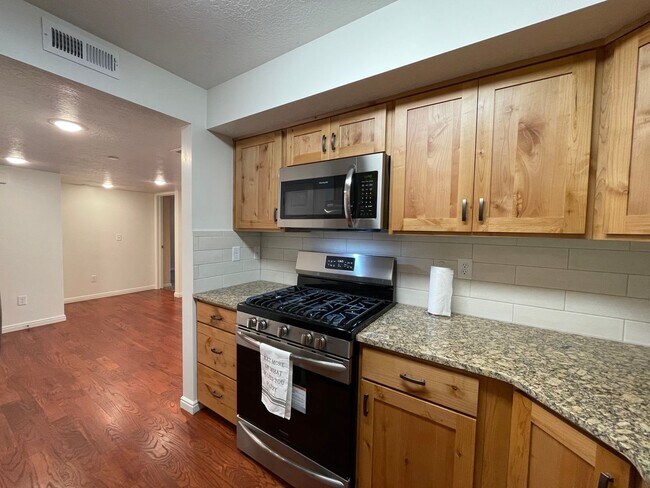 Building Photo - Remodeled 2 Bedroom 2 Bathroom Condo Near BYU