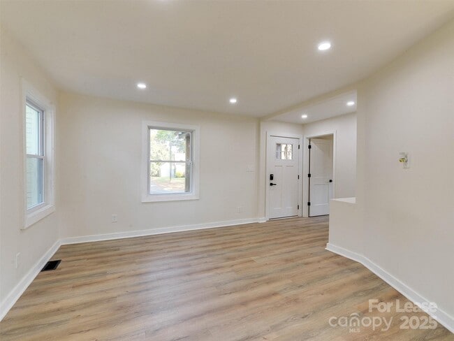 Building Photo - 2721 Mayflower Rd