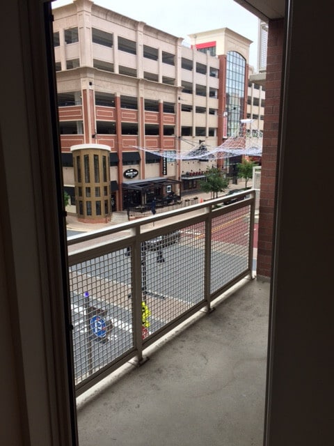 Building Photo - Beautiful 1 bedroom / 1 bath condo with balcony