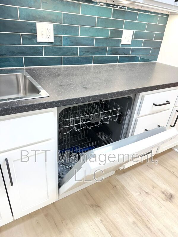 Building Photo - 8800 Plymouth St