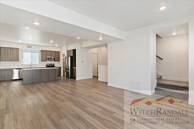 Building Photo - Beautiful 3 Bed 2.5 Bath Townhome in West ...
