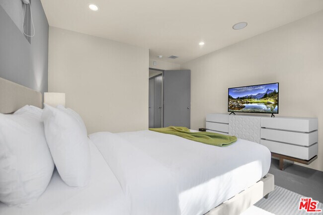 Building Photo - 9892 Beverly Grove Dr