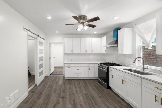 Building Photo - 2237 S Oakley Ave