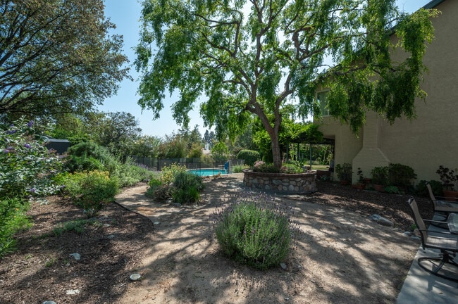 Building Photo - 124 Sequoia Ct