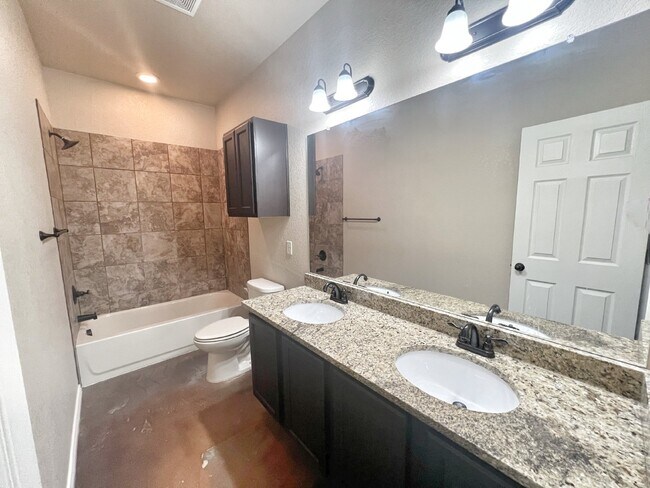 Building Photo - Spacious 3BR/2BA Duplex with Private Yard ...