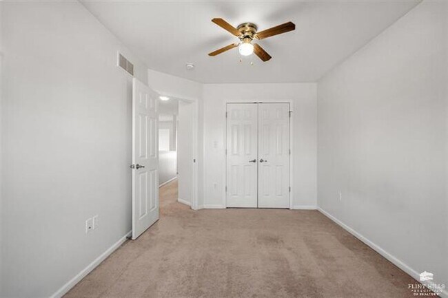 Building Photo - Charming Townhome, Prime Location, Cozy Li...