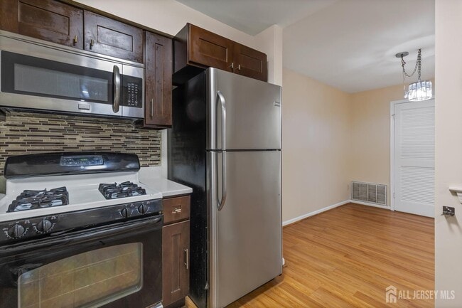 Building Photo - 828 Waterford Dr