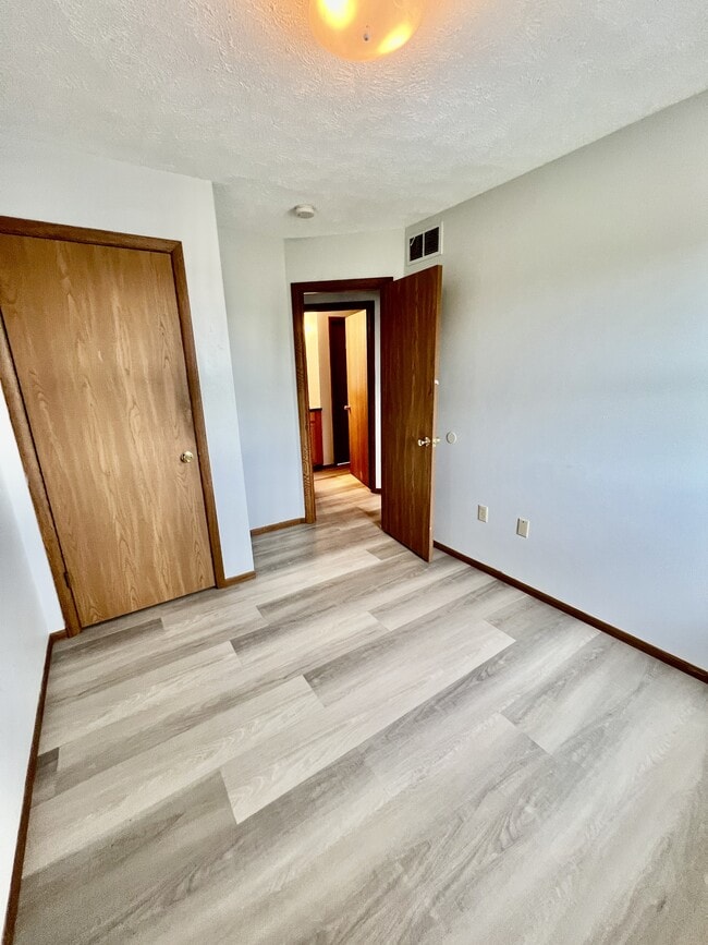 Building Photo - 403 Cedarstone Rd
