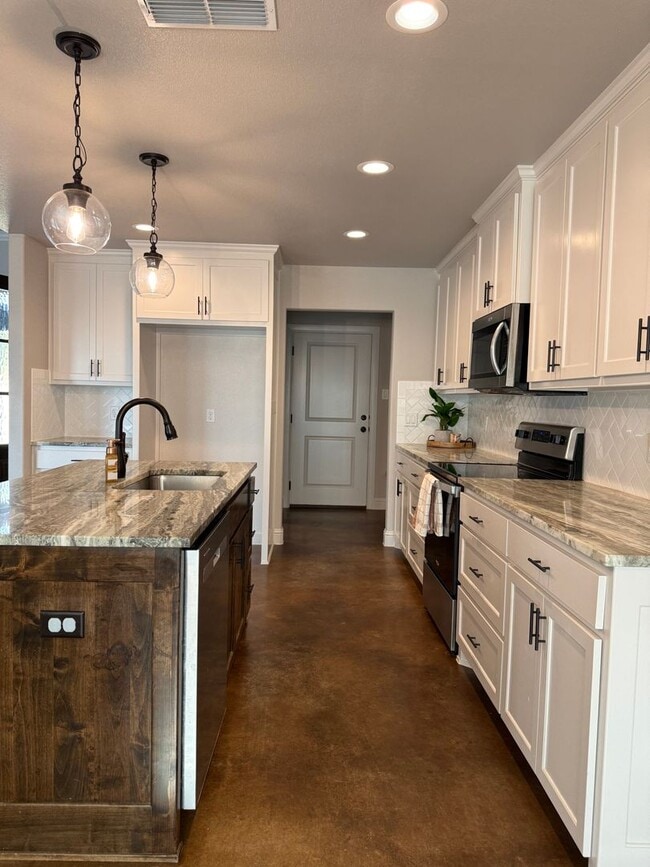 Building Photo - HORSE PROPERTY 4/2/2 + 4 acres in Peaster ...