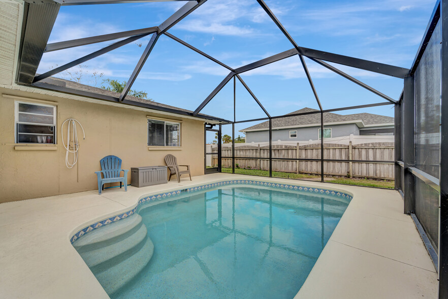 Building Photo - 561 Cabana Rd