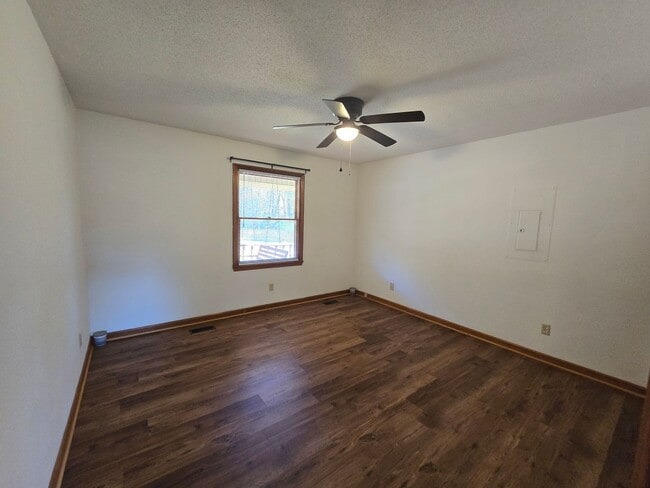 Building Photo - NEW LISTING!!!!!